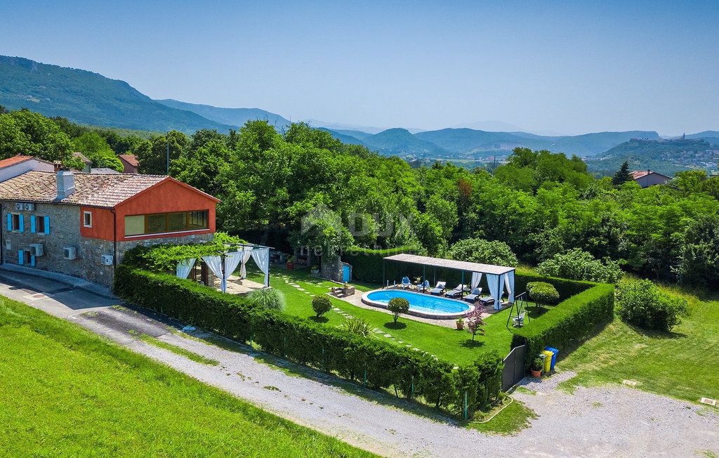 ISTRIA, BUZET - Villa rustica con piscina e ampio giardino