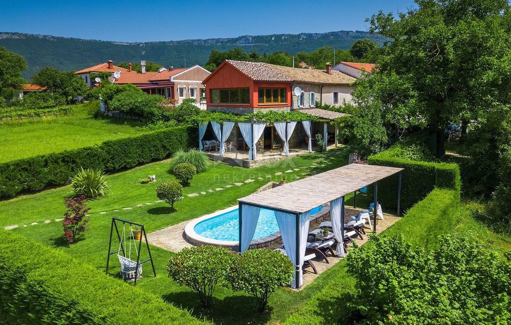 ISTRIA, BUZET - Villa rustica con piscina e ampio giardino