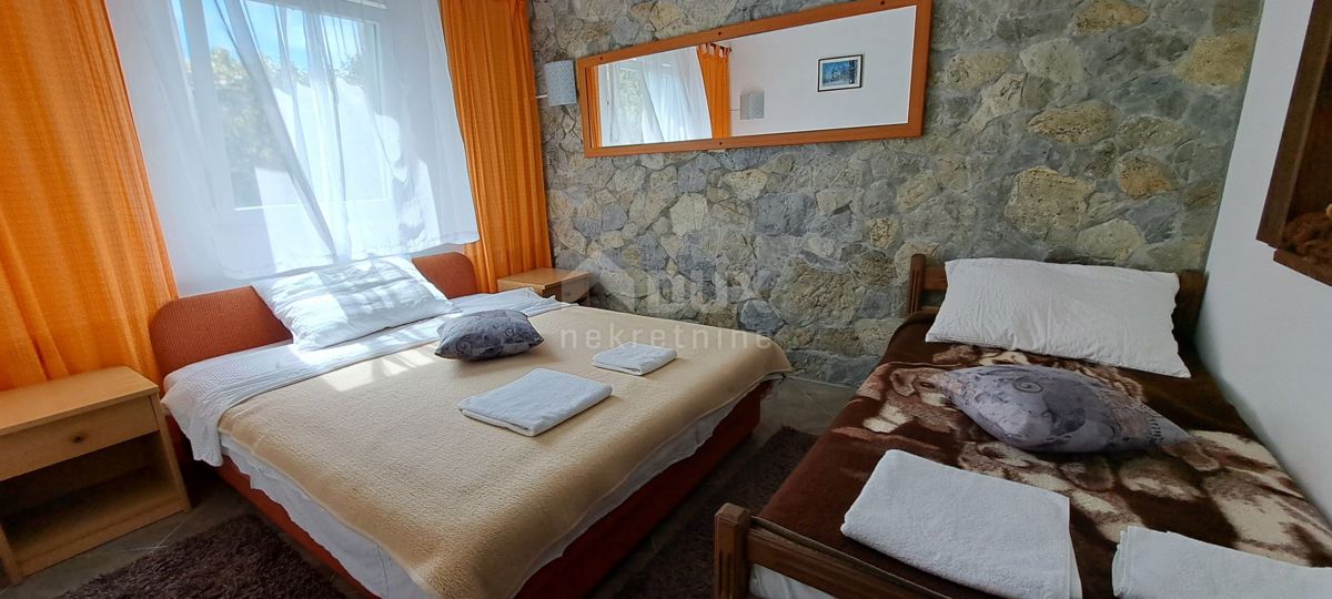 ISOLA DI KRK, LINARDIĆI - bella casa con cinque appartamenti