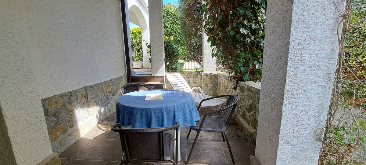 ISOLA DI KRK, LINARDIĆI - bella casa con cinque appartamenti