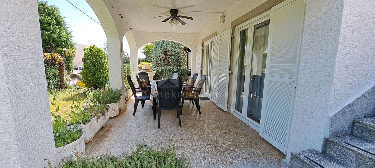 ISOLA DI KRK, LINARDIĆI - bella casa con cinque appartamenti