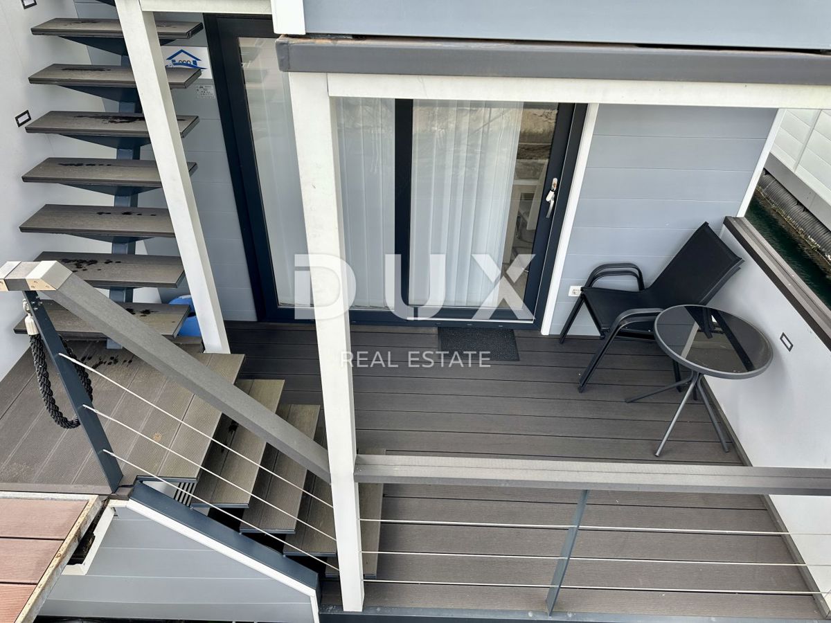 ISTRIA, NOVIGRAD - Casa sull'acqua con vista sul mare e sul porto turistico