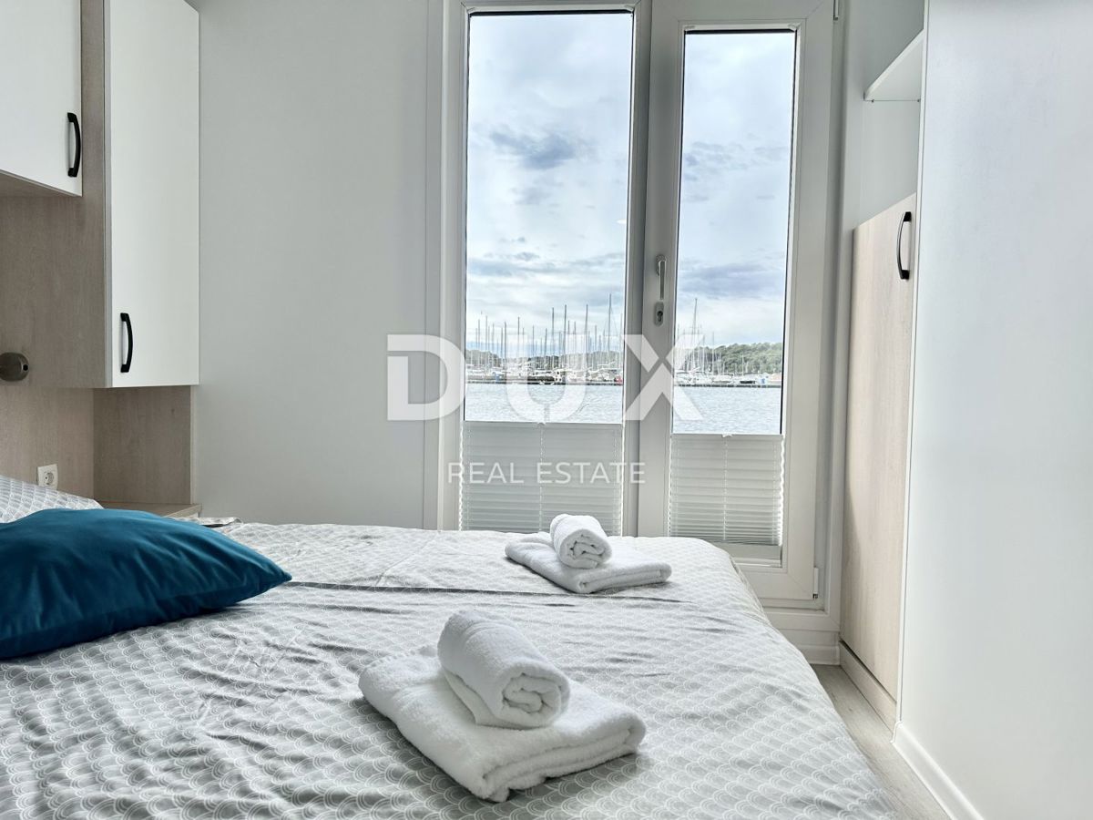 ISTRIA, NOVIGRAD - Casa sull'acqua con vista sul mare e sul porto turistico