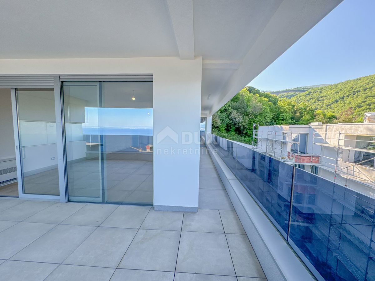 OPATIJA, CENTRO - fantastico appartamento in un nuovo edificio con vista mare, piscina condivisa, garage