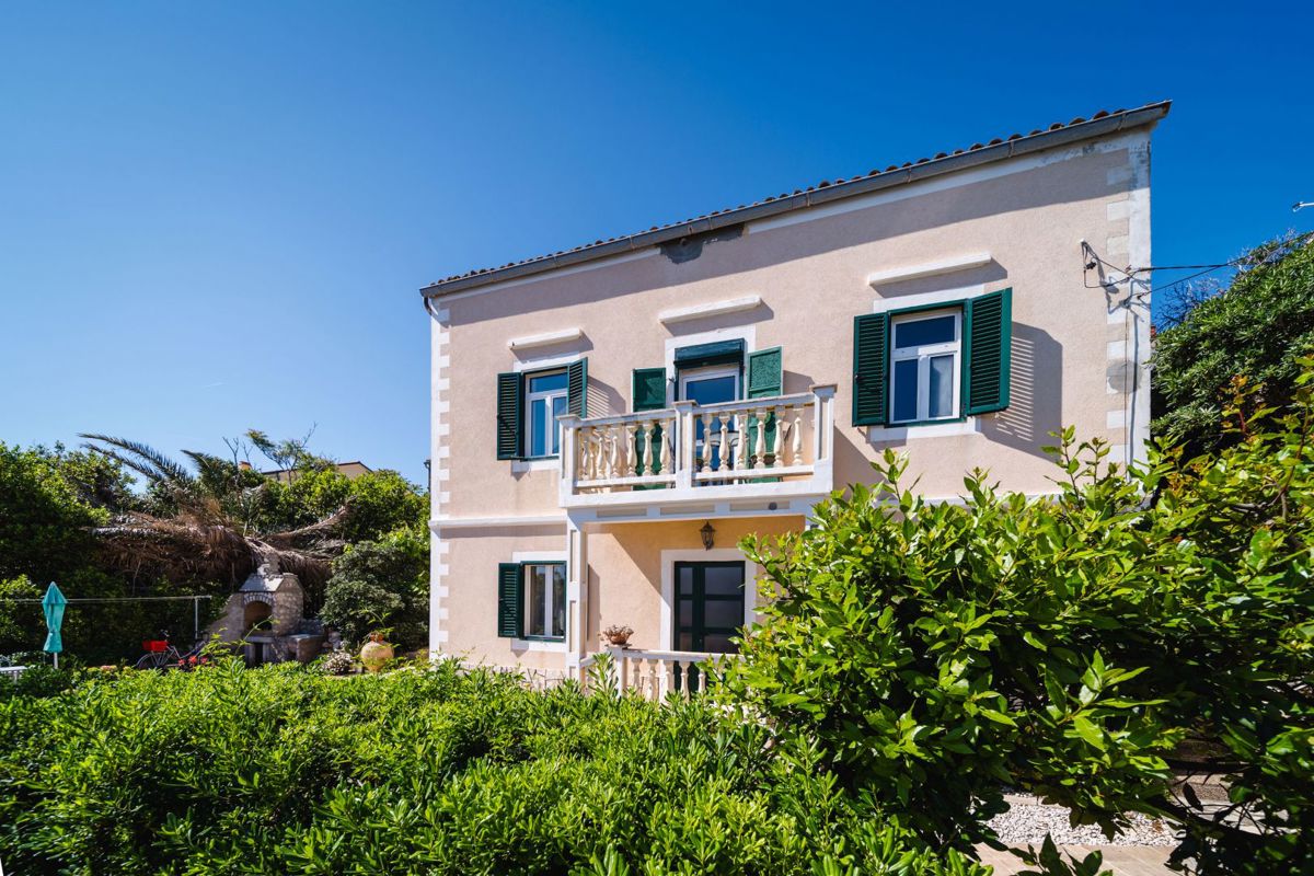 MALI LOŠINJ - Villa vicino al mare con proprio ormeggio per barche