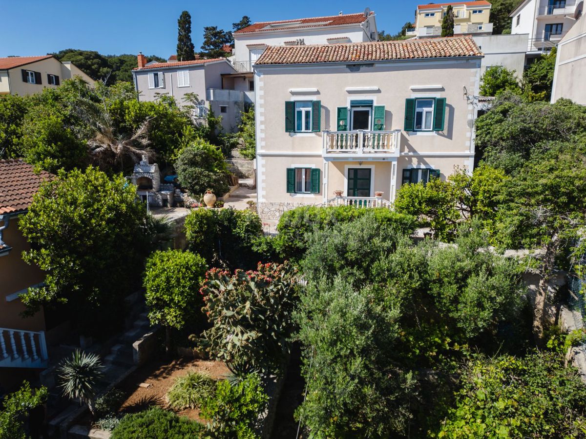 MALI LOŠINJ - Villa vicino al mare con proprio ormeggio per barche