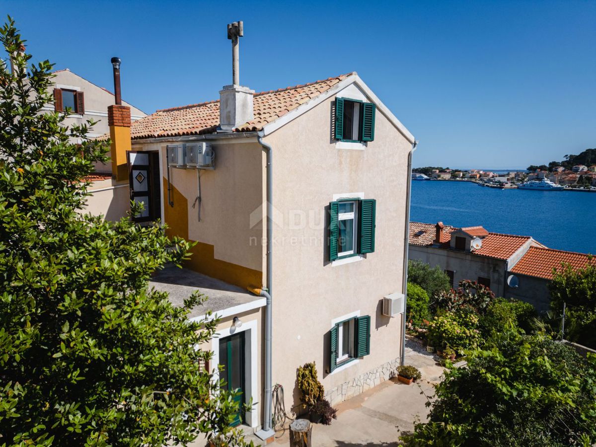 MALI LOŠINJ - Villa vicino al mare con proprio ormeggio per barche