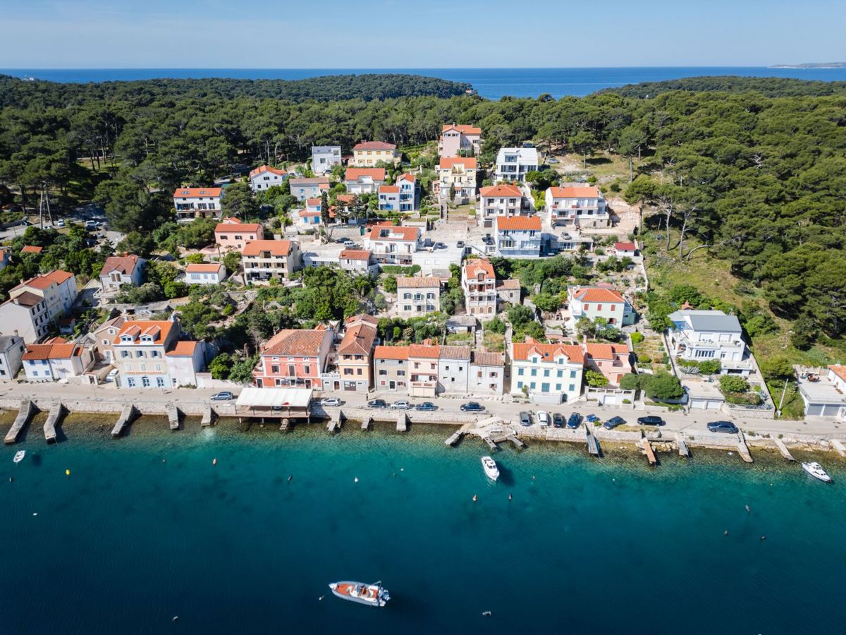 MALI LOŠINJ - Villa vicino al mare con proprio ormeggio per barche