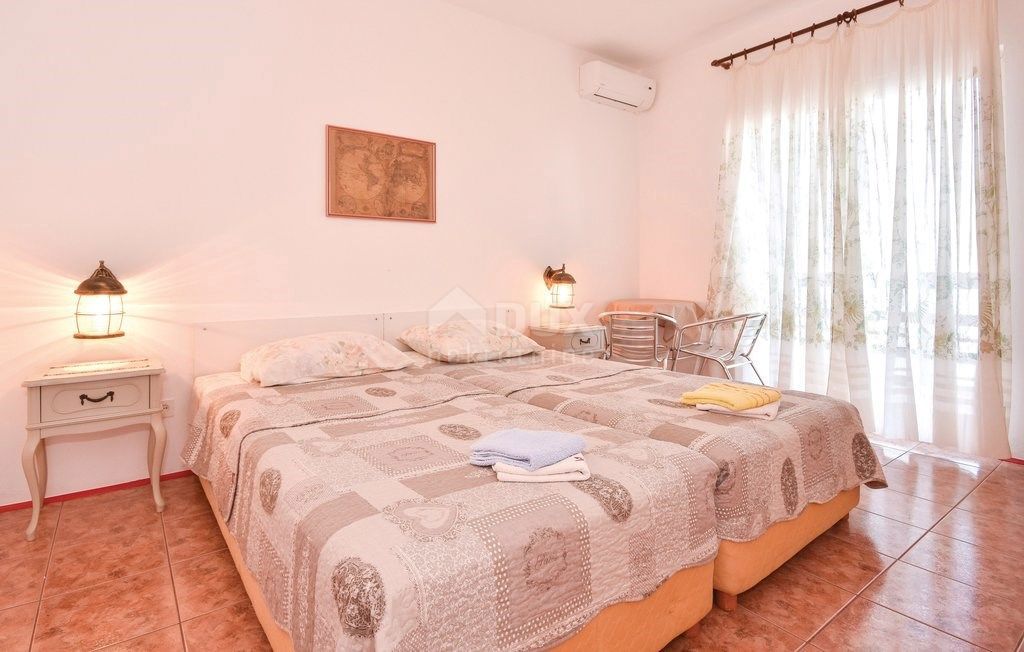 TROGIR, ČIOVO - Casa prima fila al mare