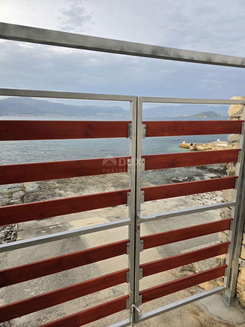 TROGIR, ČIOVO - Casa prima fila al mare