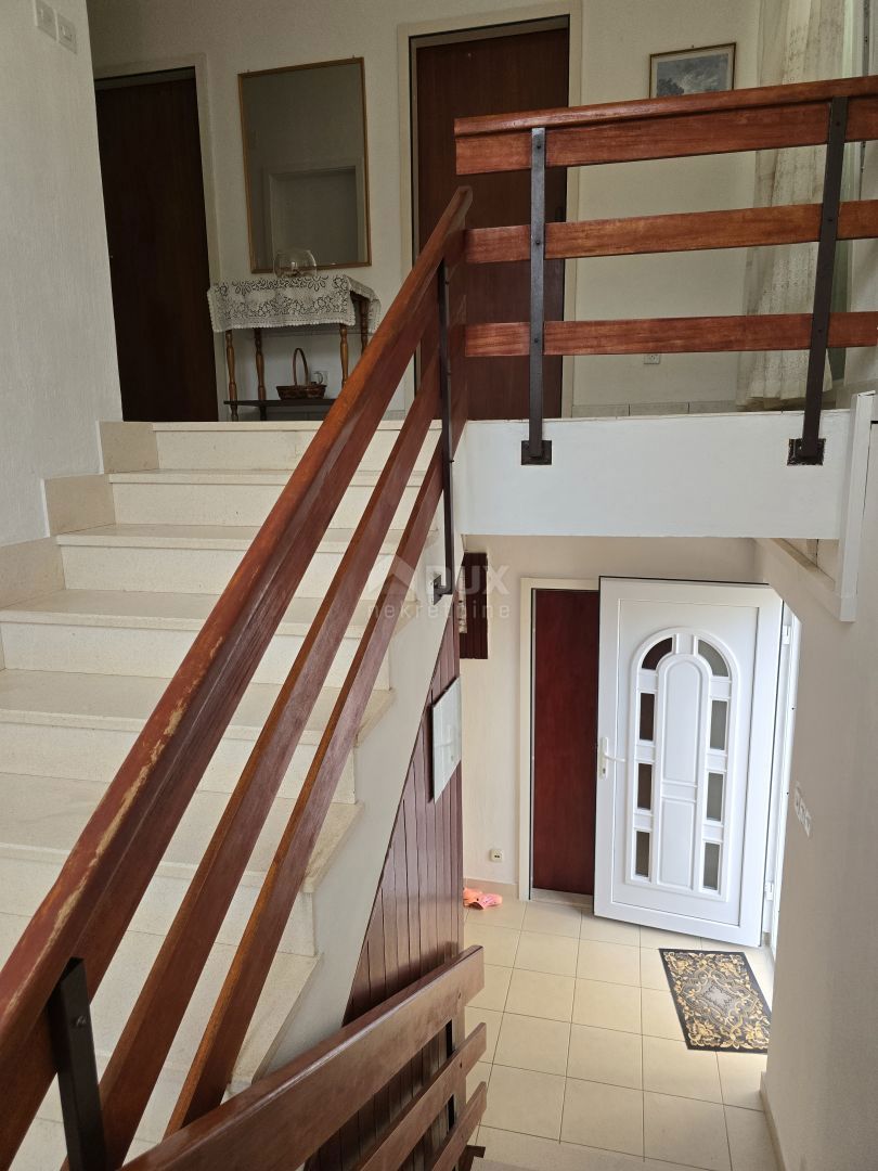 TROGIR, ČIOVO - Casa prima fila al mare