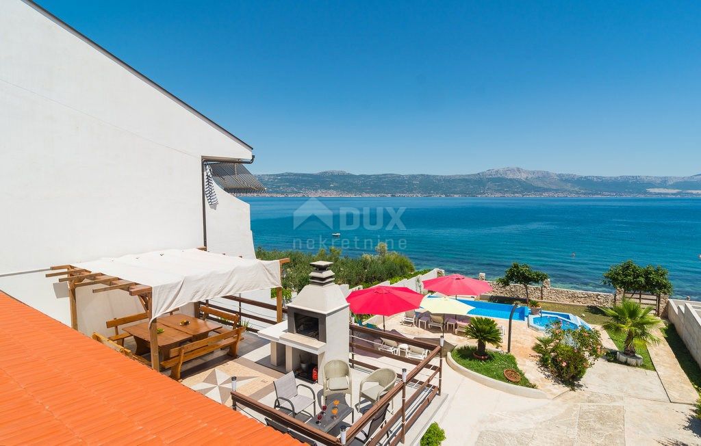 TROGIR, ČIOVO - Casa prima fila al mare
