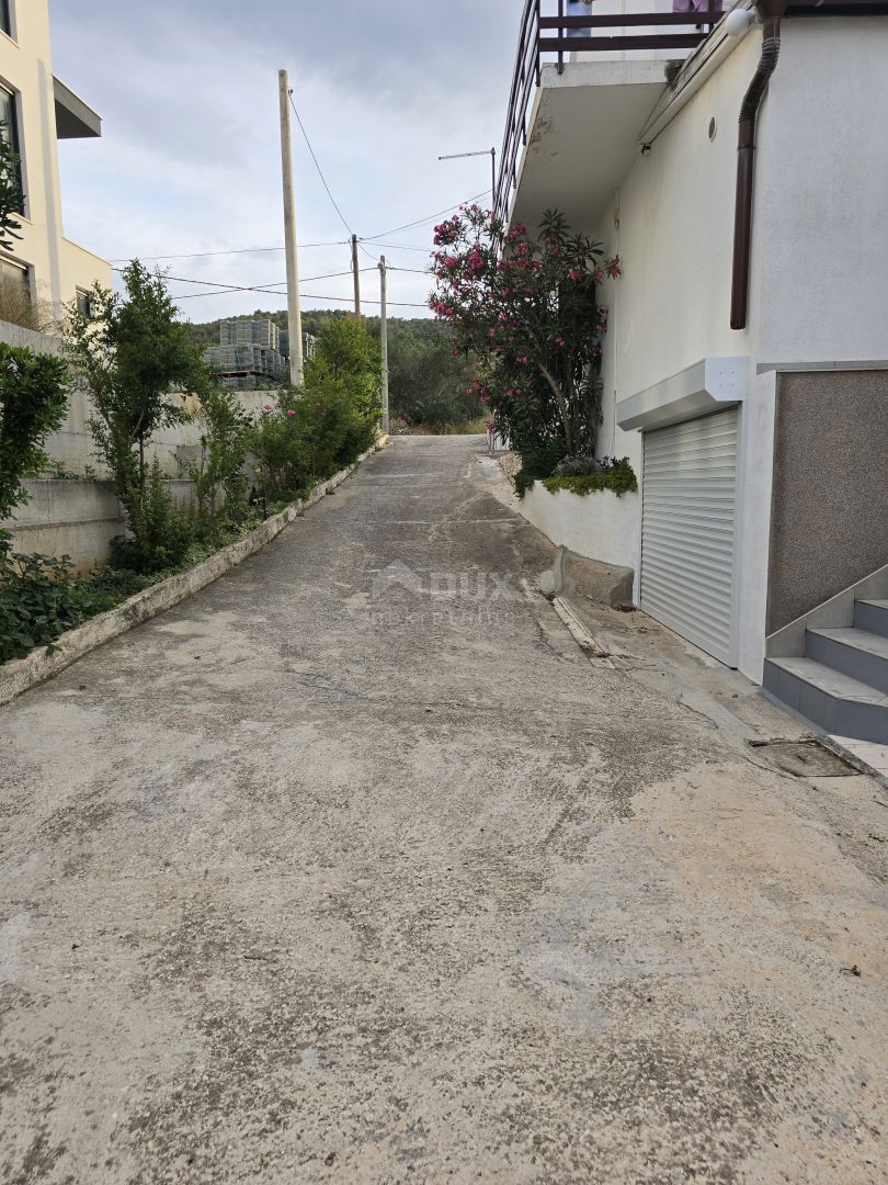 TROGIR, ČIOVO - Casa prima fila al mare