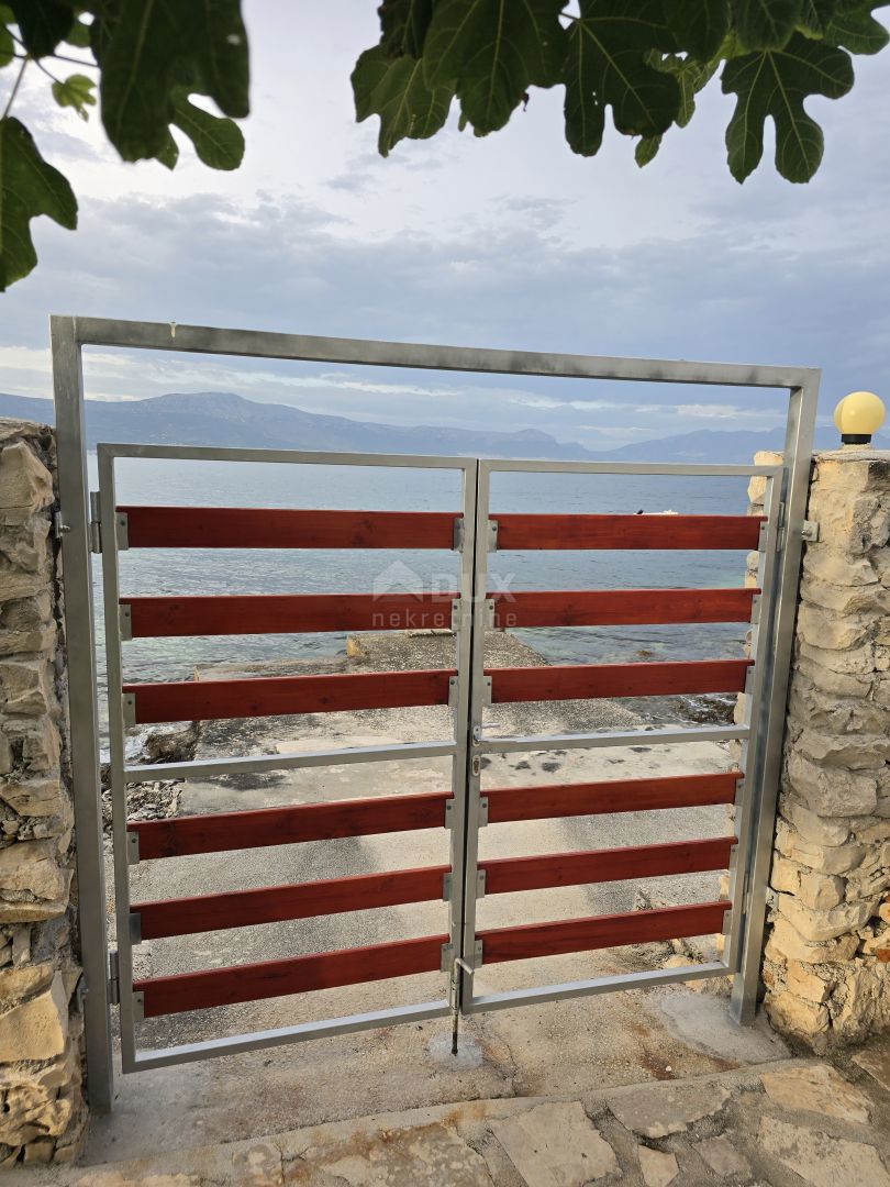 TROGIR, ČIOVO - Casa prima fila al mare