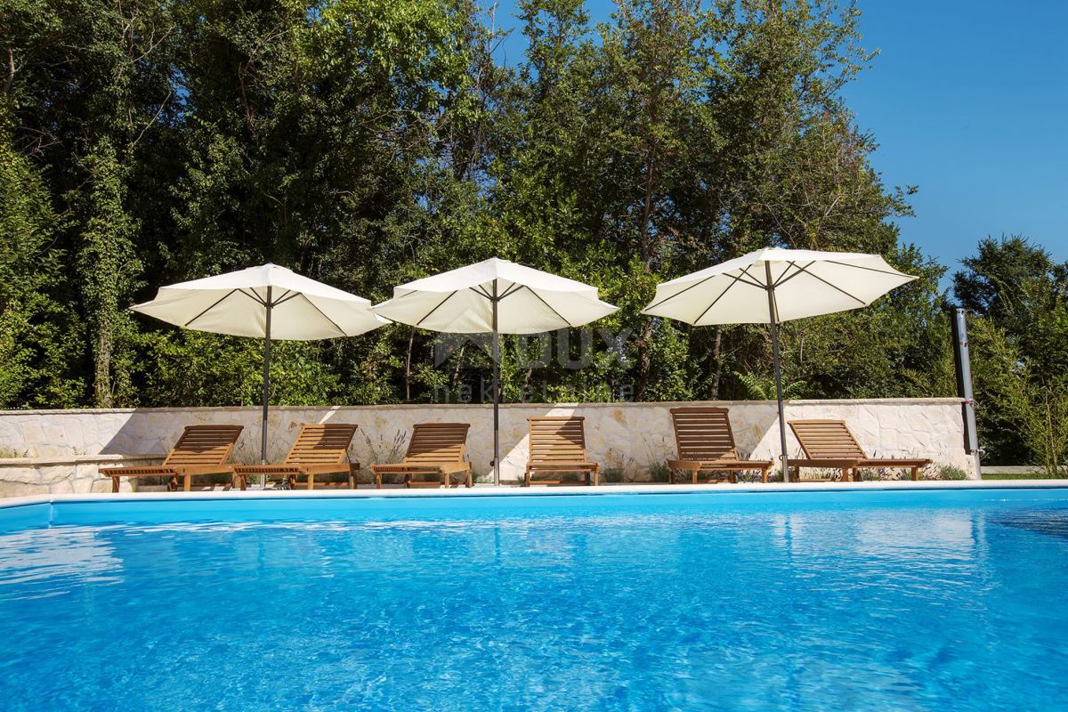 ISOLA DI KRK, BAŠKA - villa con 7 appartamenti e un bellissimo giardino