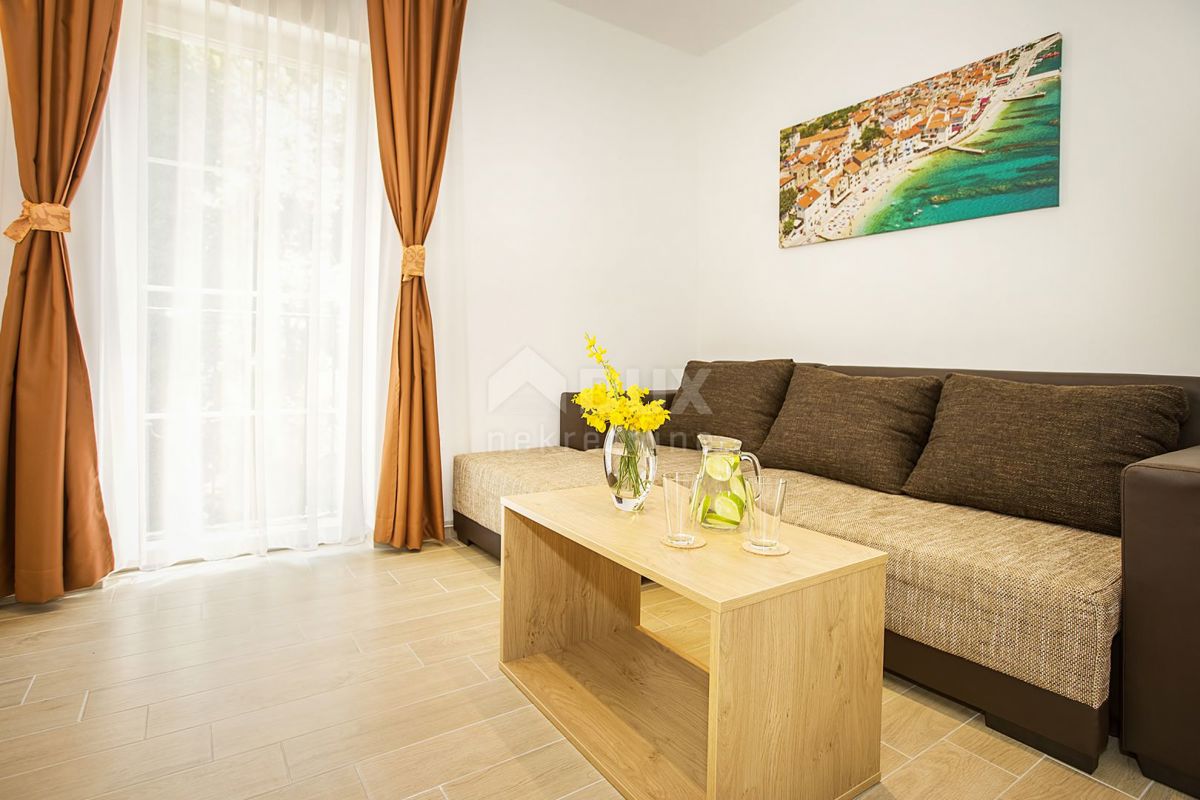 ISOLA DI KRK, BAŠKA - villa con 7 appartamenti e un bellissimo giardino