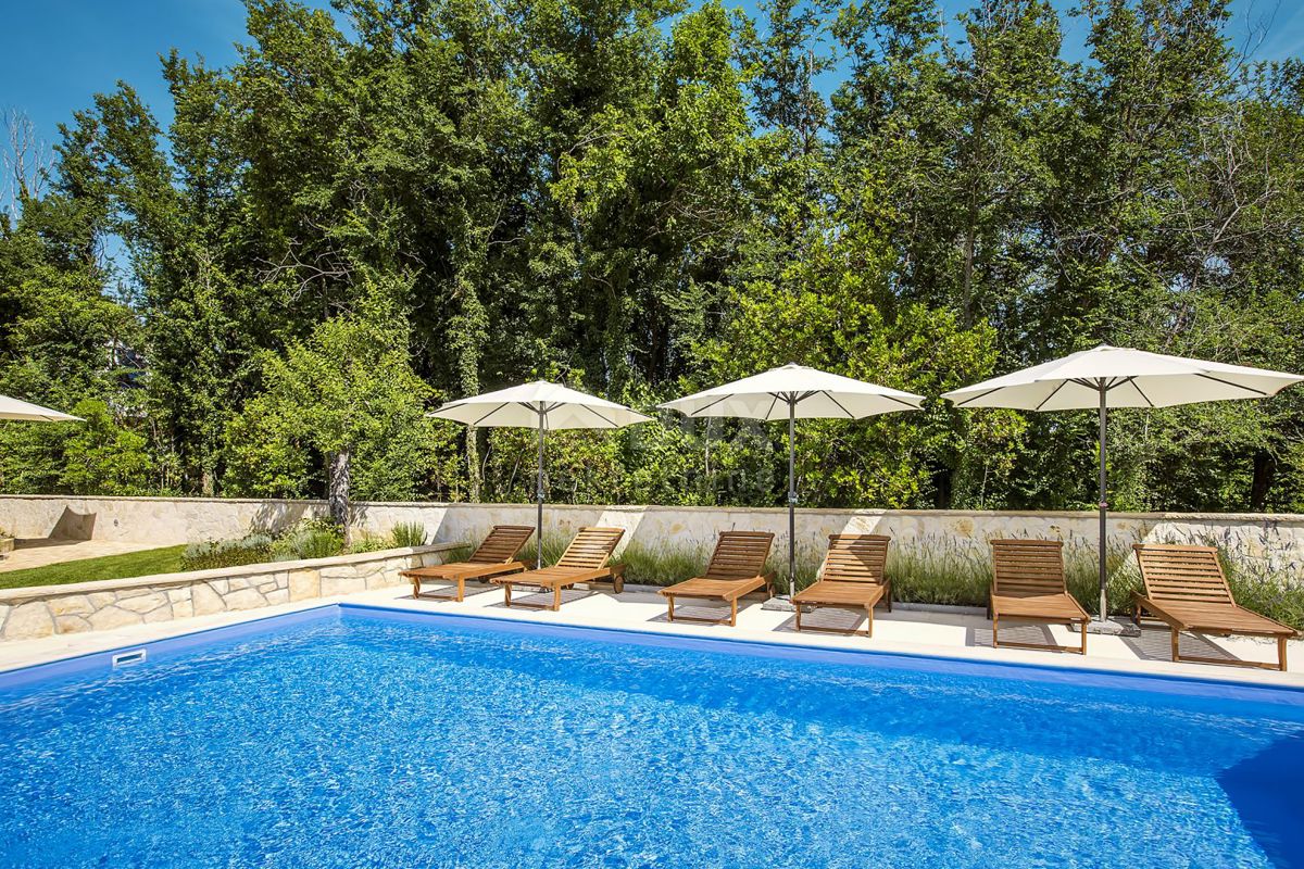 ISOLA DI KRK, BAŠKA - villa con 7 appartamenti e un bellissimo giardino