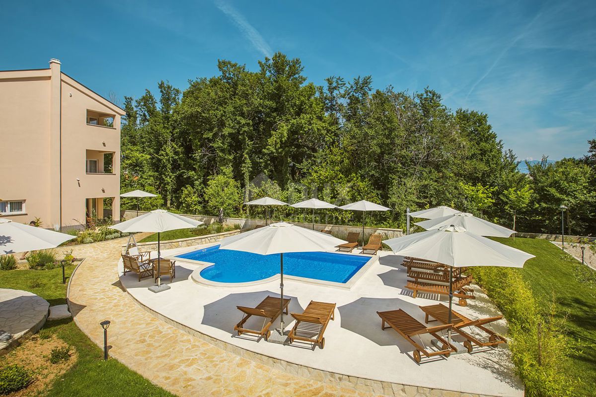 ISOLA DI KRK, BAŠKA - villa con 7 appartamenti e un bellissimo giardino