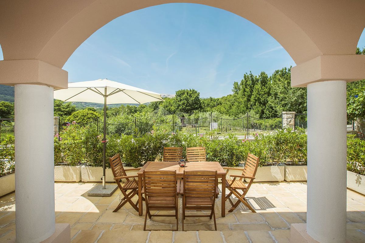 ISOLA DI KRK, BAŠKA - villa con 7 appartamenti e un bellissimo giardino