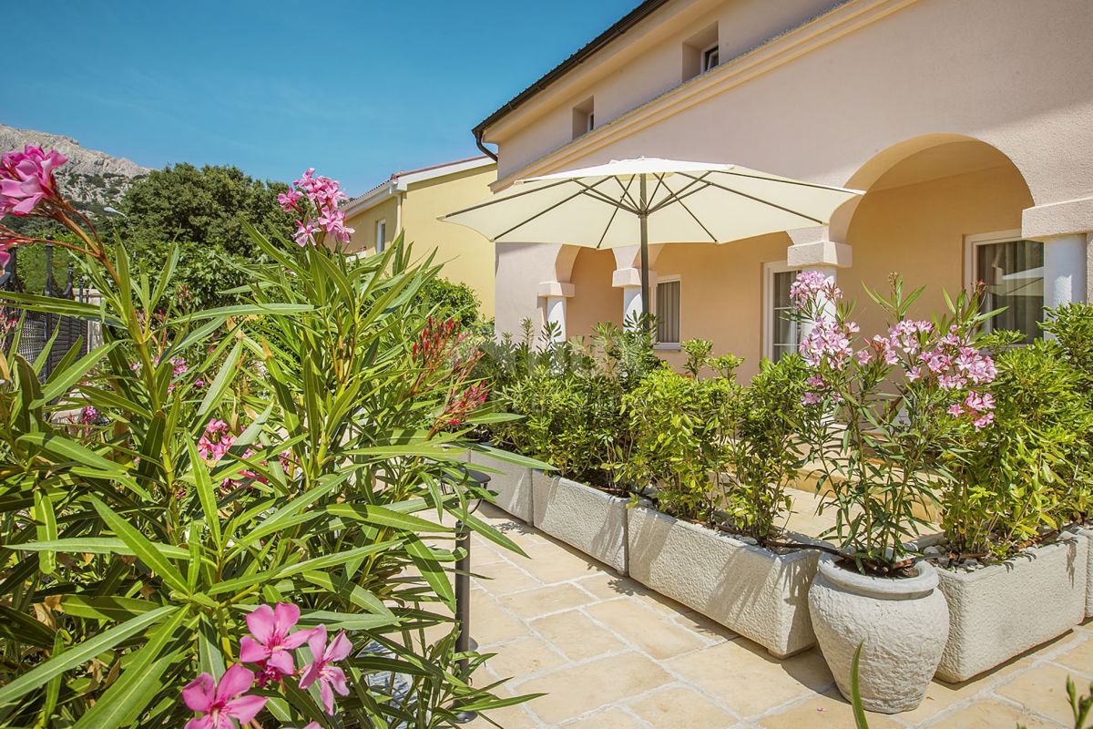 ISOLA DI KRK, BAŠKA - villa con 7 appartamenti e un bellissimo giardino