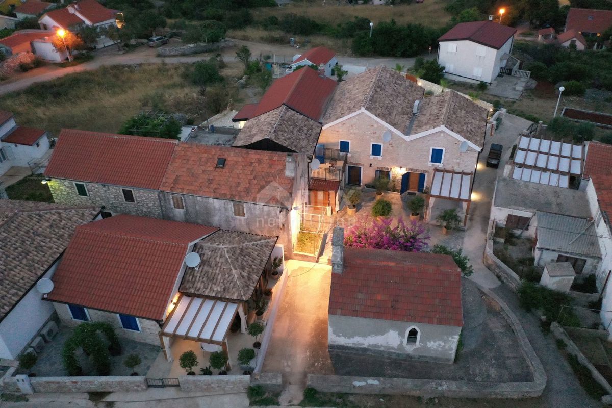 ISOLA DI MOLAT - Elegante casa in pietra nel cuore di Molat