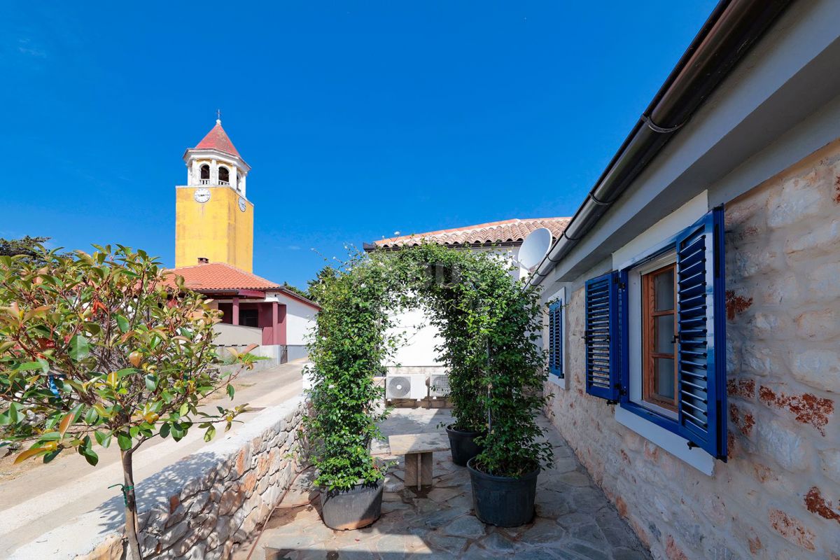 ISOLA DI MOLAT - Elegante casa in pietra nel cuore di Molat