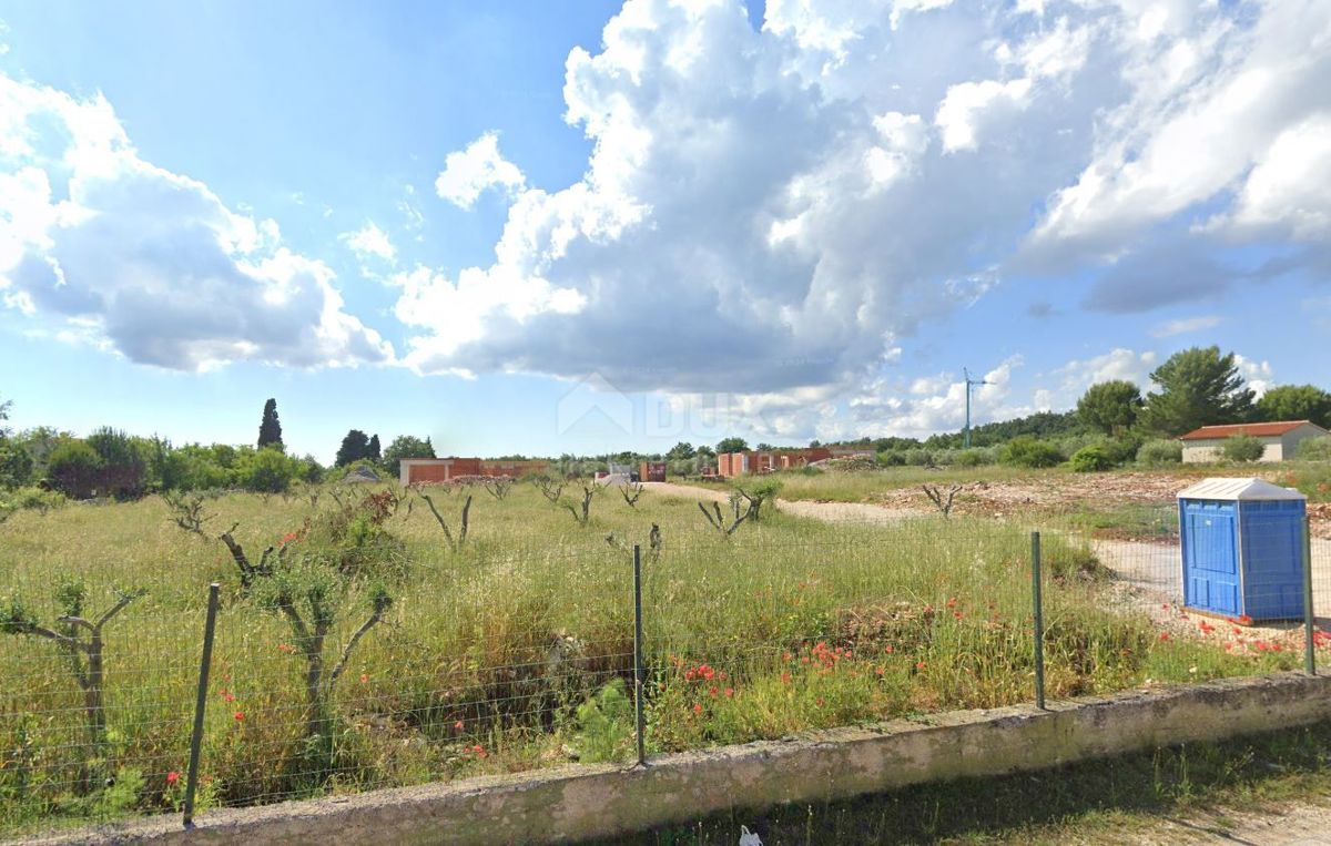 ISTRIA, VODNJAN - Progetto con permessi per 8 ville e costruzione avviata
