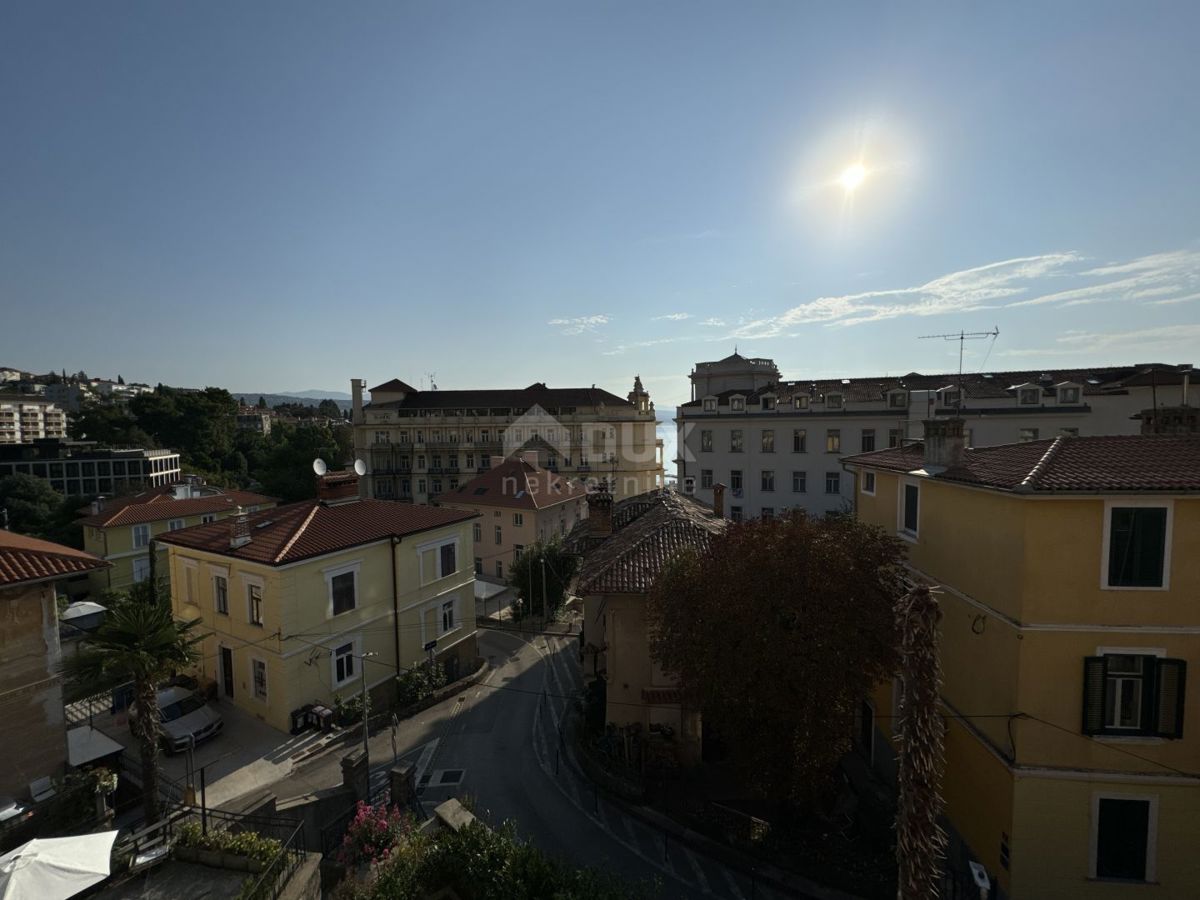 OPATIJA, CENTRO - Un bellissimo appartamento padronale in una villa storica mantenuta nel centro di Opatija con due garage!