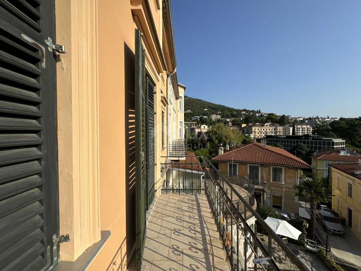 OPATIJA, CENTRO - Un bellissimo appartamento padronale in una villa storica mantenuta nel centro di Opatija con due garage!