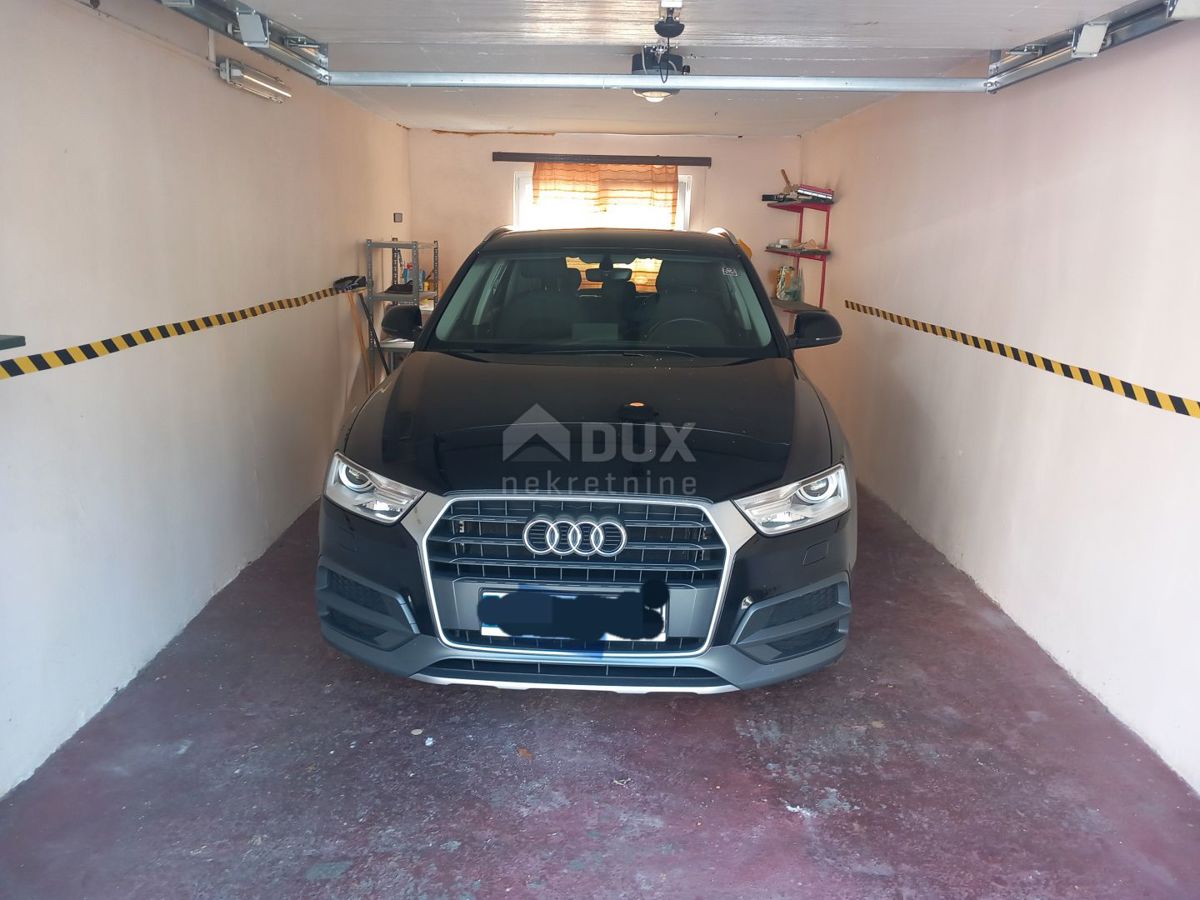 OPATIJA, CENTRO - Un bellissimo appartamento padronale in una villa storica mantenuta nel centro di Opatija con due garage!