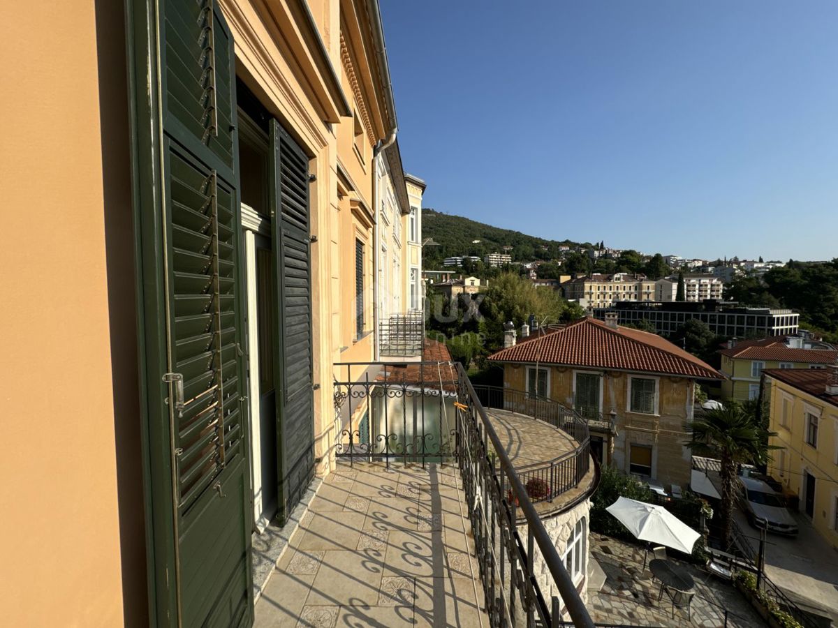 OPATIJA, CENTRO - Un bellissimo appartamento padronale in una villa storica mantenuta nel centro di Opatija con due garage!