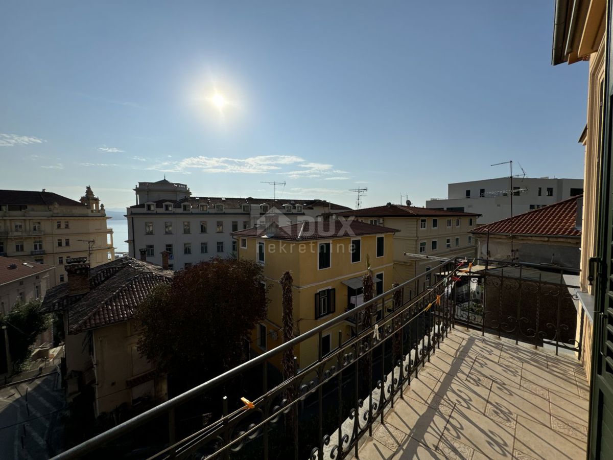 OPATIJA, CENTRO - Un bellissimo appartamento padronale in una villa storica mantenuta nel centro di Opatija con due garage!