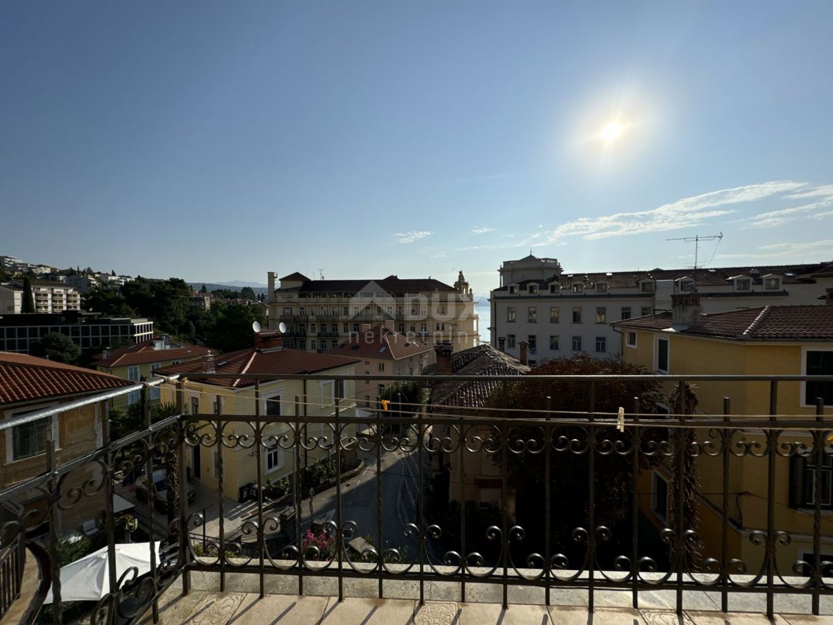 OPATIJA, CENTRO - Un bellissimo appartamento padronale in una villa storica mantenuta nel centro di Opatija con due garage!