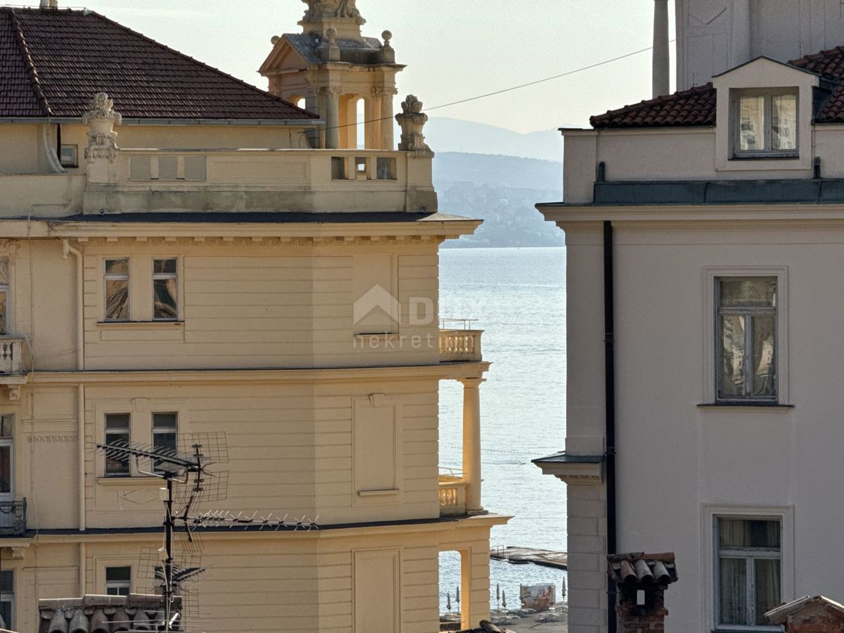 OPATIJA, CENTRO - Un bellissimo appartamento padronale in una villa storica mantenuta nel centro di Opatija con due garage!