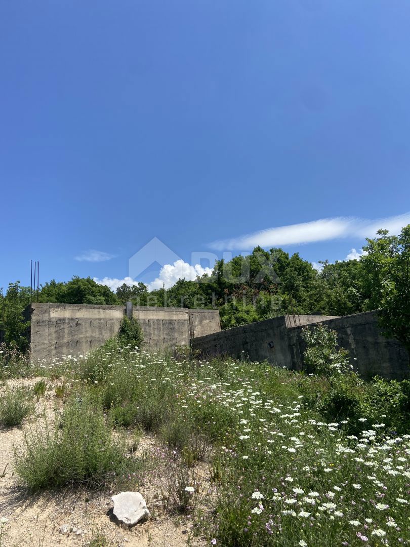 RIJEKA, ŠMRIKA - terreno edificabile di 860 m2 con vista sul mare e platea di fondazione costruita per un edificio residenziale - appartamenti / appartamenti / casa familiare / villa! OPPORTUNITÀ!