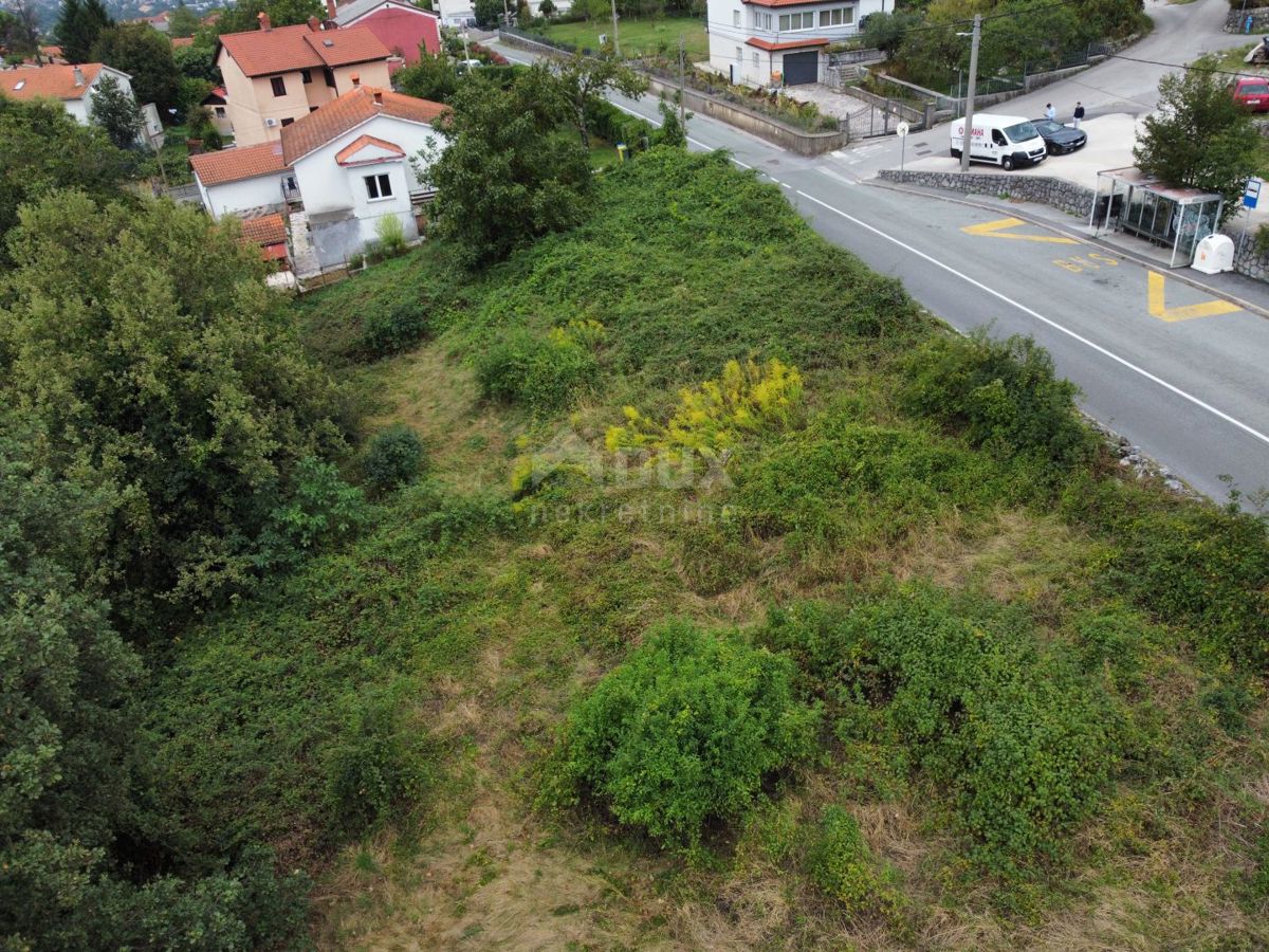 VIŠKOVO - terreno edificabile per due edifici vicino a Viškovo in ottima posizione vicino alla strada asfaltata