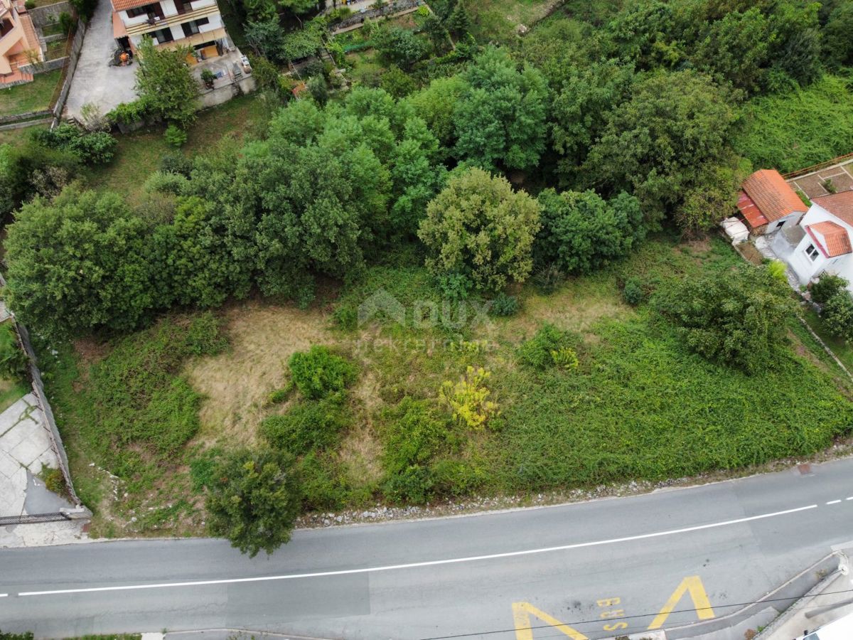 VIŠKOVO - terreno edificabile per due edifici vicino a Viškovo in ottima posizione vicino alla strada asfaltata
