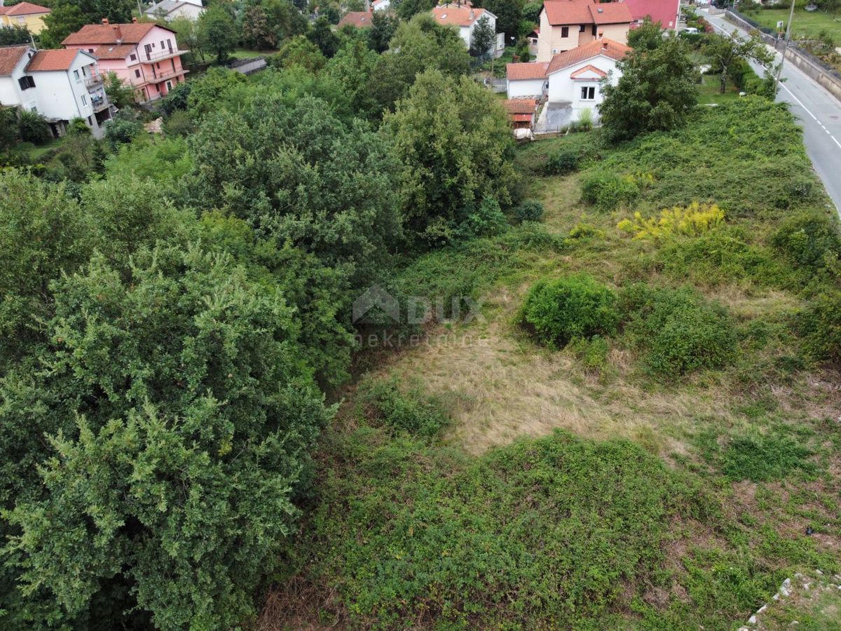VIŠKOVO - terreno edificabile per due edifici vicino a Viškovo in ottima posizione vicino alla strada asfaltata