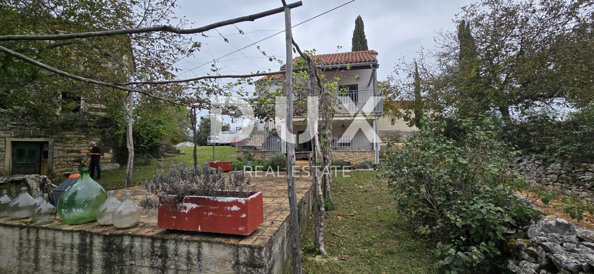 ISTRIA, OPRTALJ - Proprietà di due case con annesso giardino in una posizione piacevole, occasione!