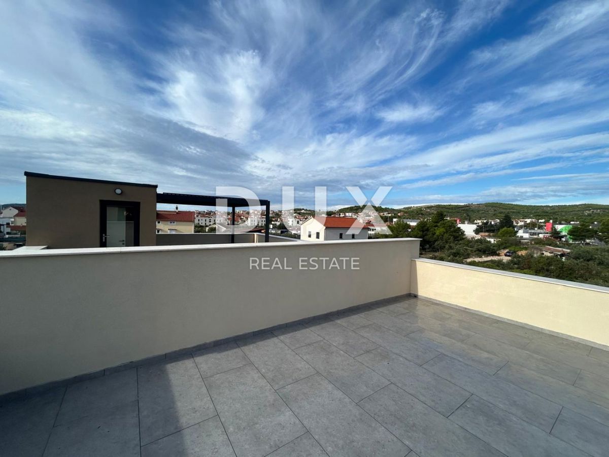 ŠIBENIK, VODICE - Casa a schiera con piscina e terrazza sul tetto