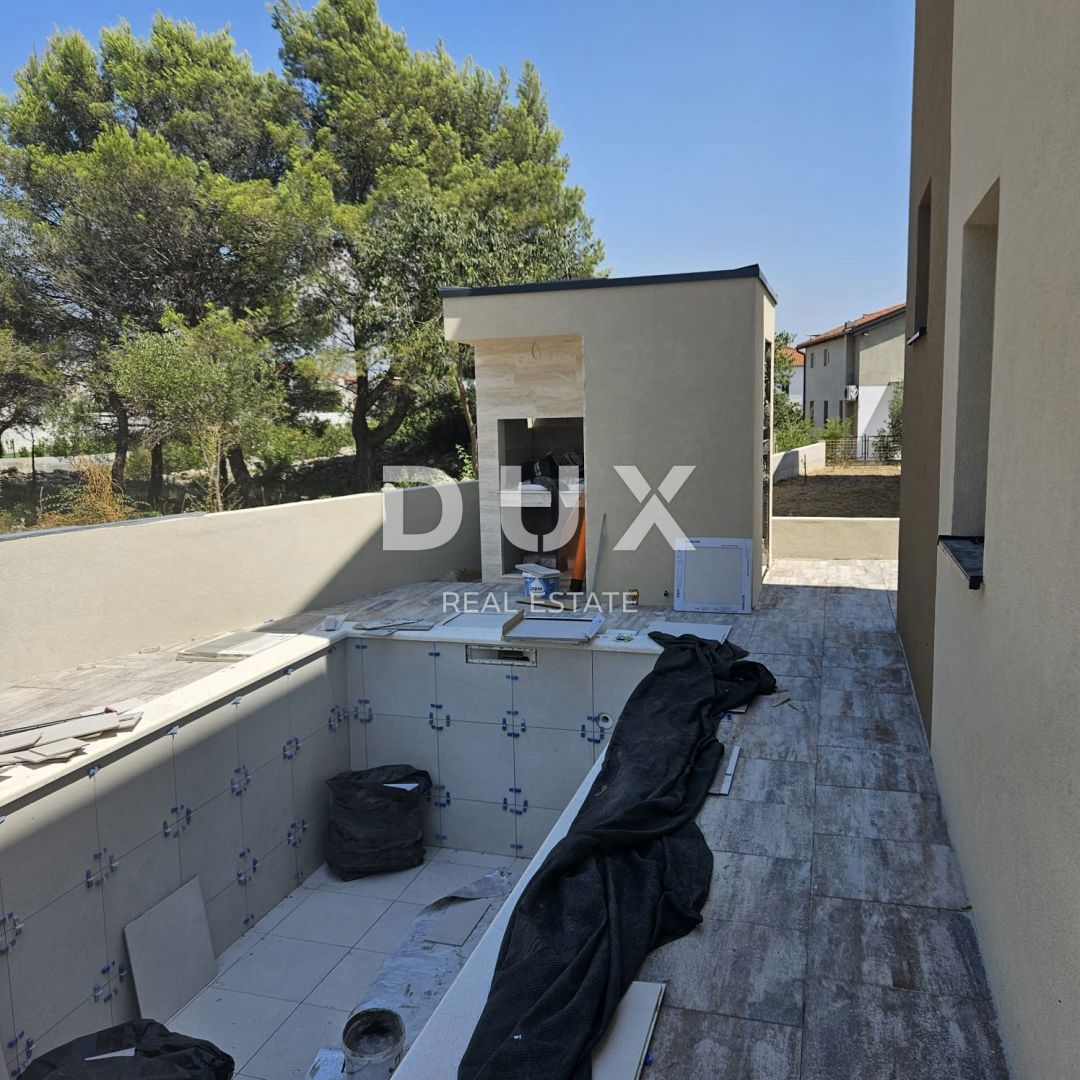 ŠIBENIK, VODICE - Casa a schiera con piscina e terrazza sul tetto