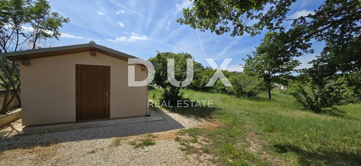 ISTRIA, ROVIGNO - Casa di 40 m2 su 1.042 m2 di terreno edificabile