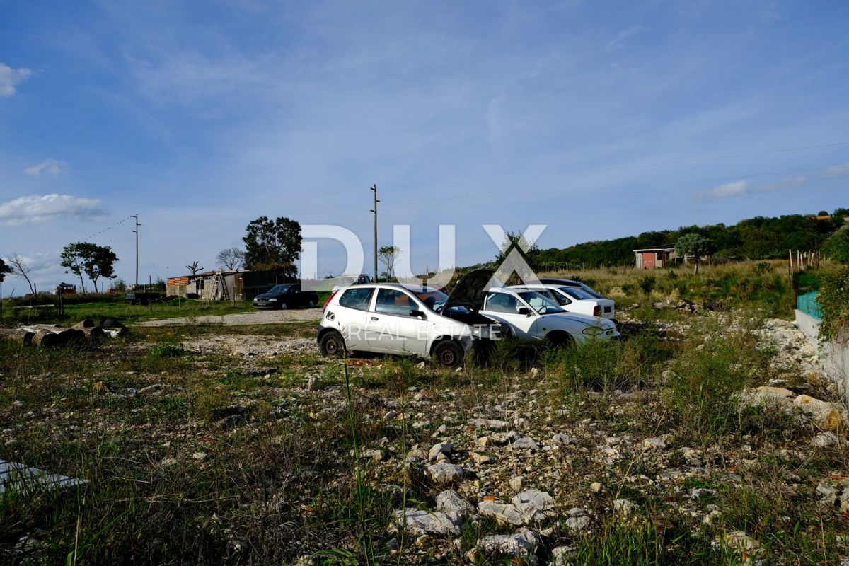 ZADAR, RADOVIN - Terreno edificabile con grande potenziale nella tranquilla zona di Radovin, a soli 8 minuti dalla spiaggia!