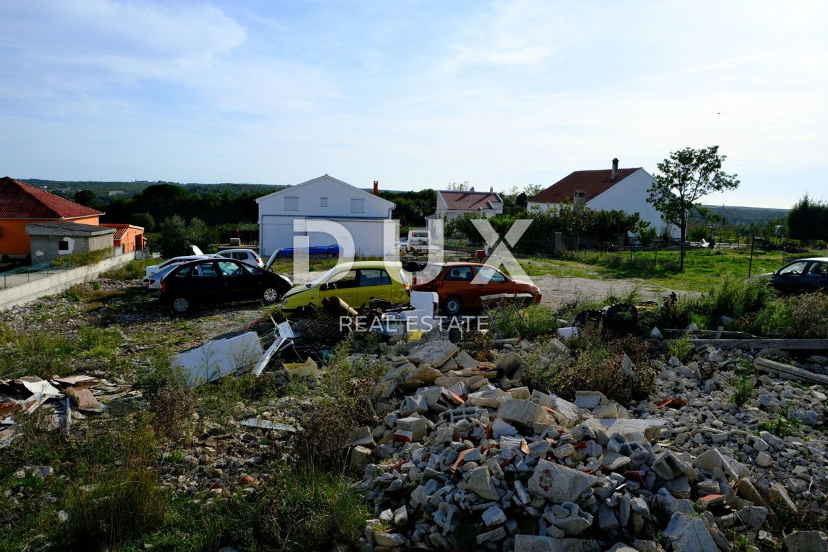 ZADAR, RADOVIN - Terreno edificabile con grande potenziale nella tranquilla zona di Radovin, a soli 8 minuti dalla spiaggia!