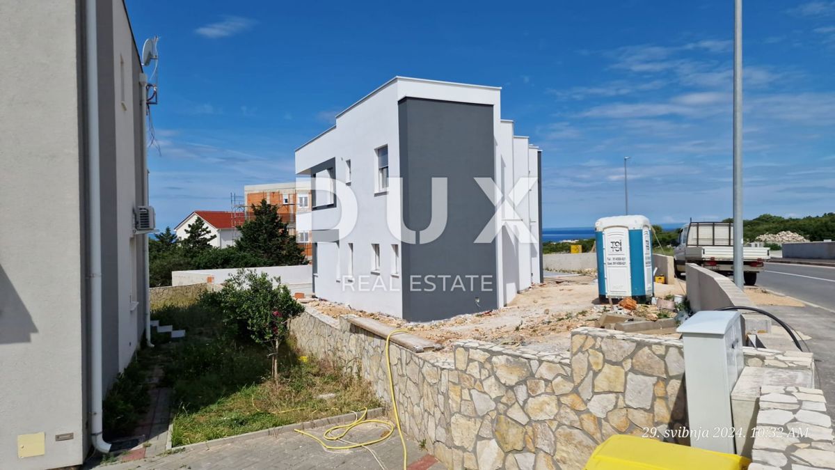 ISOLA DI PAG, NOVALJA - casa a schiera con piscina. OPPORTUNITÀ!