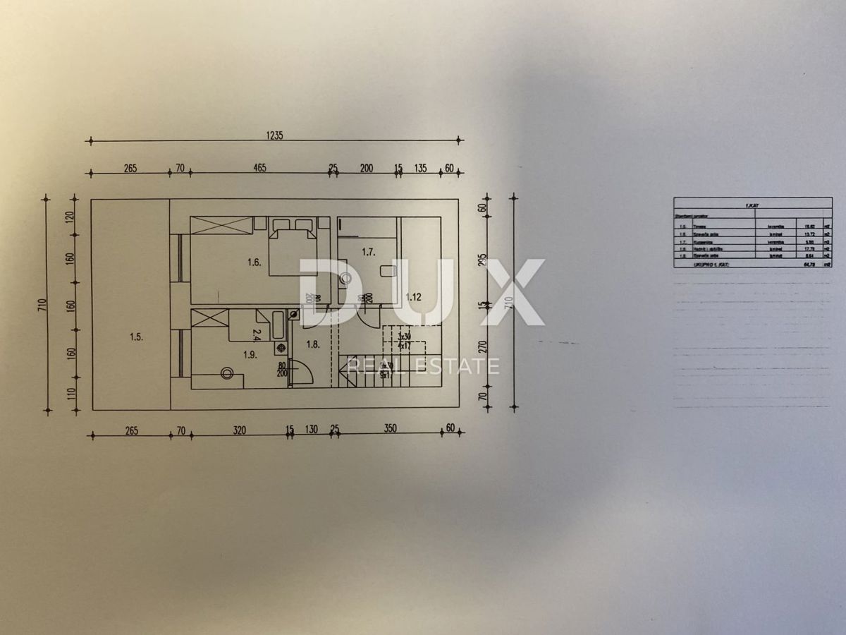 RIJEKA, VIŠKOVO, CENTRO - casa con garage e taverna + ampio giardino (terreno edificabile)! OPPORTUNITÀ!