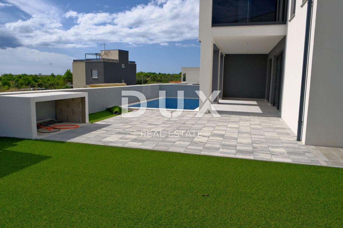 ZADAR, VRSI - Casa bifamiliare con piscina privata e grande terrazza con vista mare! A2