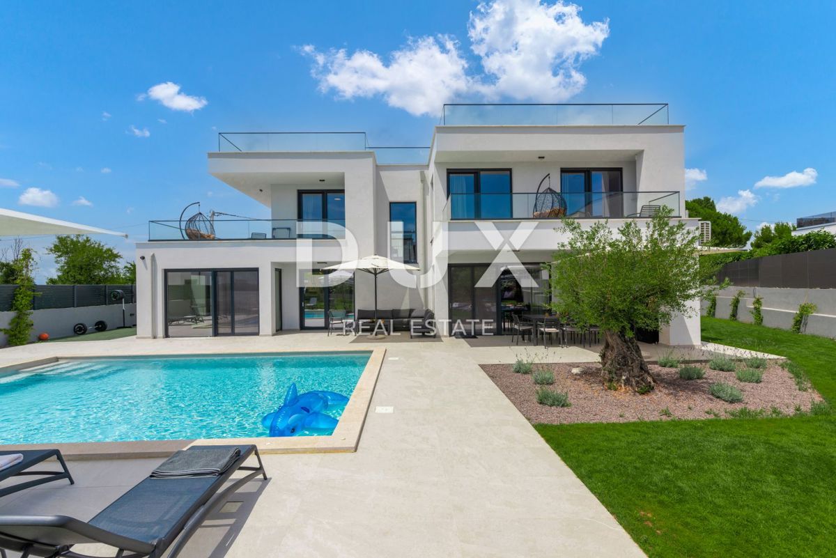 ISTRIA, BANJOLE - Villa moderna a 300 m dal mare in esclusiva per DUX!