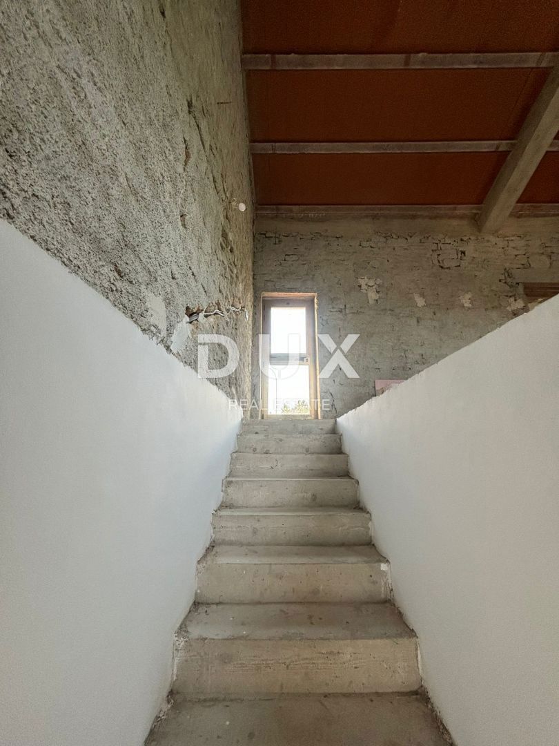 ISTRIA, SVETVINČENAT - Casa istriana parzialmente ristrutturata in posizione tranquilla! PERMESSO DI UTILIZZO!
