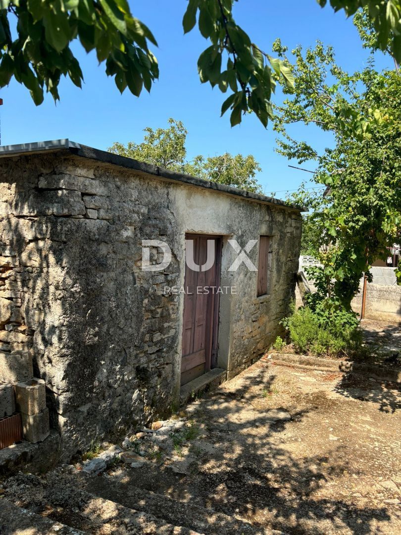 ISTRIA, SVETVINČENAT - Casa istriana parzialmente ristrutturata in posizione tranquilla! PERMESSO DI UTILIZZO!